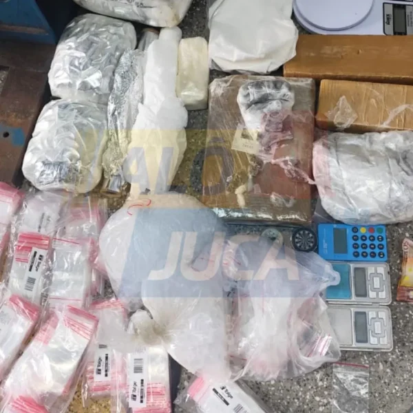 PIRAJÁ: dupla de traficantes é flagrada com maconha e cocaína na Rua do Frutapão, nesta terça-feira (18)