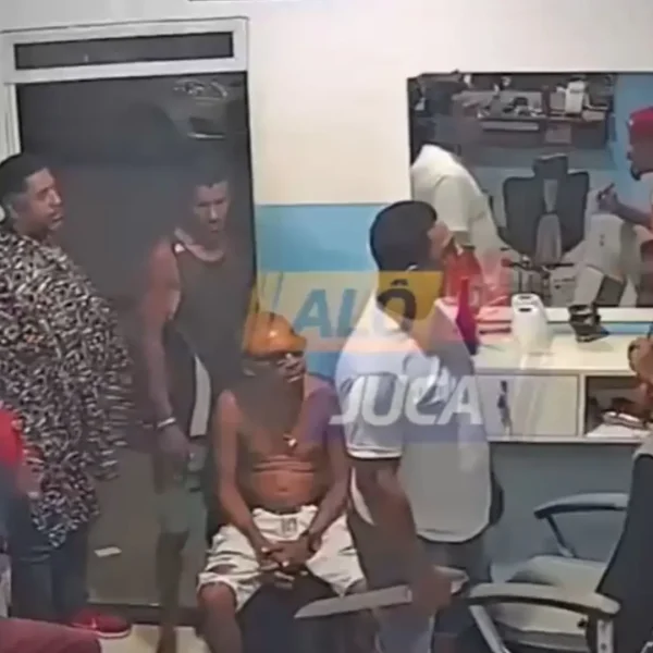O BICHO PEGOU: Barbeiro sofre tentativa de homicídio após discussão sobre dívida na Liberdade; veja o vídeo