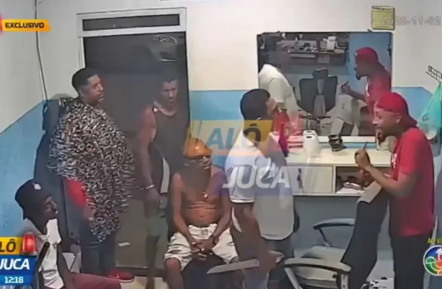 O BICHO PEGOU: Barbeiro sofre tentativa de homicídio após discussão sobre dívida na Liberdade; veja o vídeo