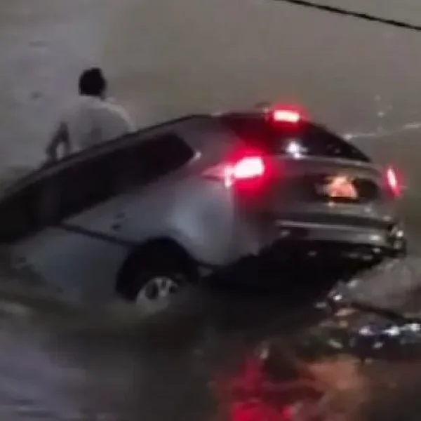 Enfermeiro é resgatado após carro cair em canal durante chuvas em Vitória da Conquista
