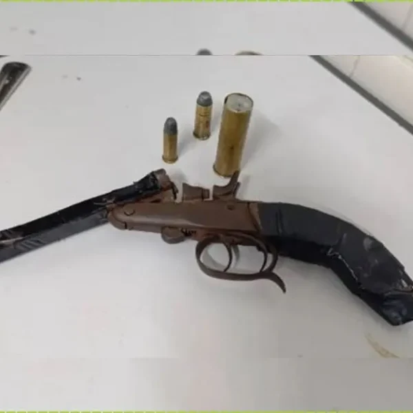 Adolescente é apreendido com arma em perseguição policial na BA-573 no sudoeste baiano