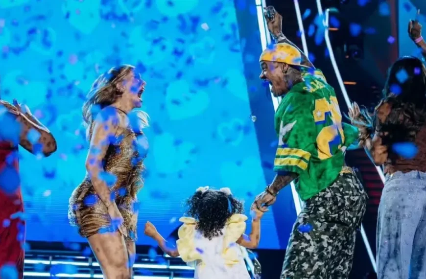 VÍDEO: Léo Santana e Lore Improta fazem chá revelação de nova gravidez com projeção no Elevador Lacerda