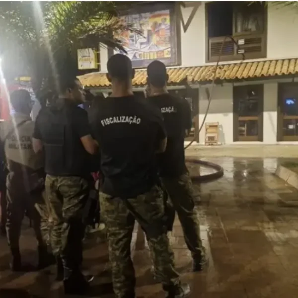 Criança de 3 anos morre em incêndio na Praia do Forte; pais e tio são hospitalizados