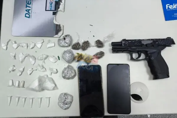 POLÍCIA EM AÇÃO: dois homens são presos com drogas e simulacro de arma em condomínio de Feira de Santana