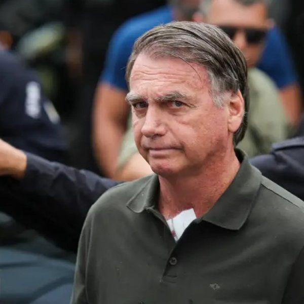 Defesa de Bolsonaro pede que ele seja internado para cirurgia nesta quarta