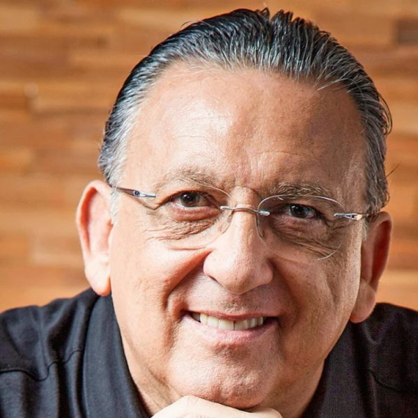 Galvão Bueno permanece internado com quadro estável