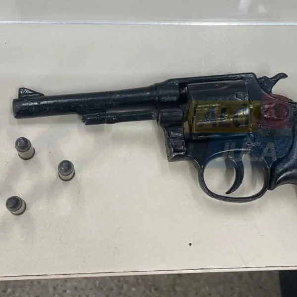 AÇÃO RÁPIDA: 32º BPM recupera moto roubada e prende suspeito com arma em Salvador; casal denuncia autor do crime