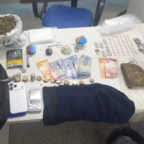 PM apreende mais de 2 kg de drogas e prende dois suspeitos no bairro do Garcia, em Salvador