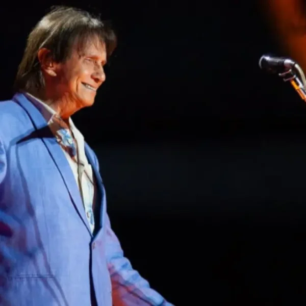 Roberto Carlos recebe alta após acidente em gravação e mantém shows; artista se apresentará em Salvador