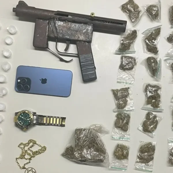 PM prende homem com submetralhadora e porções de maconha e cocaína em São Caetano