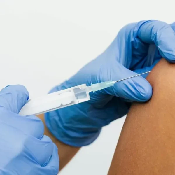 Vacinação continua na fase adulta; saiba quais imunizantes tomar