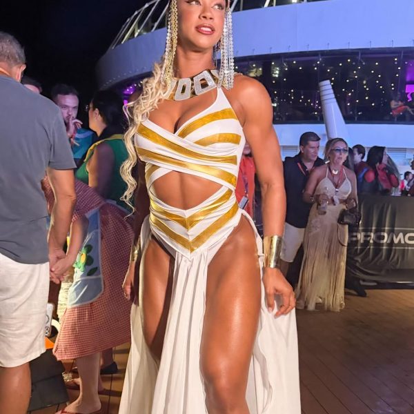 Aline Patriarca surge como Cleópatra em passeio de luxo e corpão choca