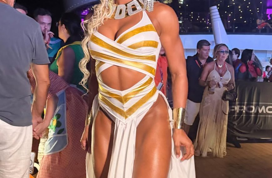 Aline Patriarca surge como Cleópatra em passeio de luxo e corpão choca