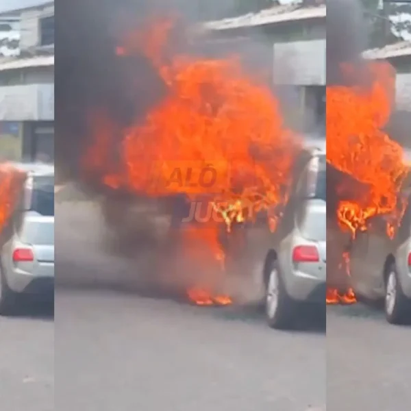 AGORA: Citroën pega fogo na estrada das Cascalheiras, em Camaçari; vídeo mostra veículo sendo consumido pelas chamas
