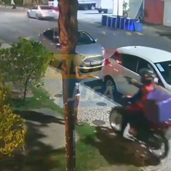 FALSO ENTREGADOR: mulher tem celular roubado por criminoso em motocicleta na Praia do Flamengo