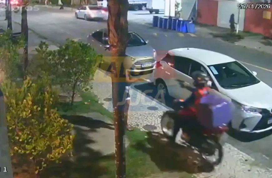 FALSO ENTREGADOR: mulher tem celular roubado por criminoso em motocicleta na Praia do Flamengo