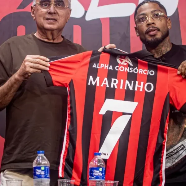 Marinho recebe camisa 7, vai às lágrimas e promete: “Vou dar a vida pelo Vitória”