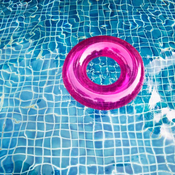 Verão concentra 40% das mortes infantis por afogamento no Brasil e aumenta alerta sobre piscina