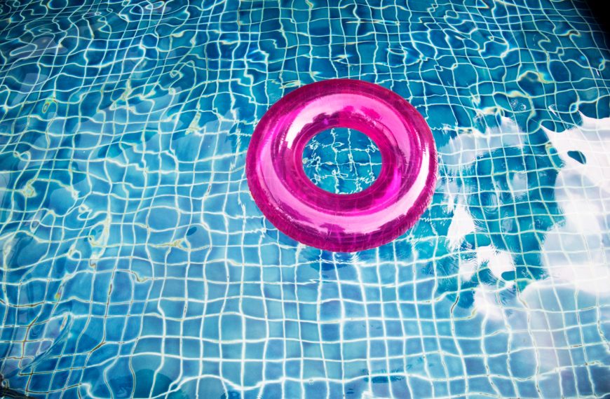 Verão concentra 40% das mortes infantis por afogamento no Brasil e aumenta alerta sobre piscina