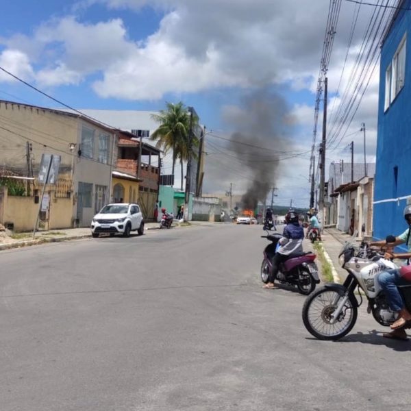 Video : Carro pega fogo em frente a colégio em Alagoinhas nesta quinta-feira