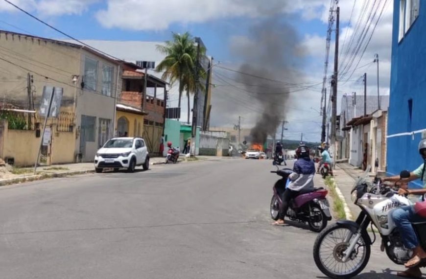 Video : Carro pega fogo em frente a colégio em Alagoinhas nesta quinta-feira