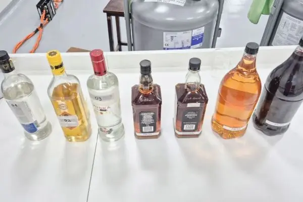 CONTAMINADAS COM METANOL: homem é detido em Feira de Santana suspeito de comercializar bebidas alcoólicas adulteradas