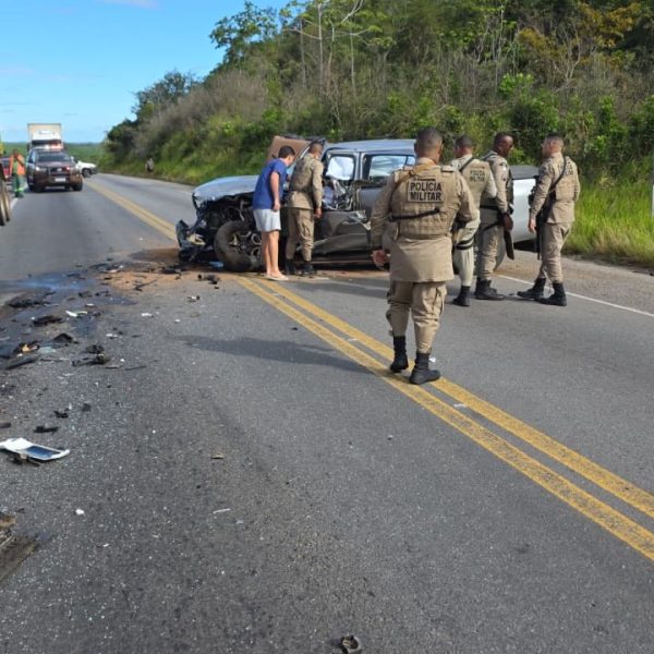 Acidente grave na BR-101 envolve caminhão betoneira e Hilux nas proximidades de Boa União