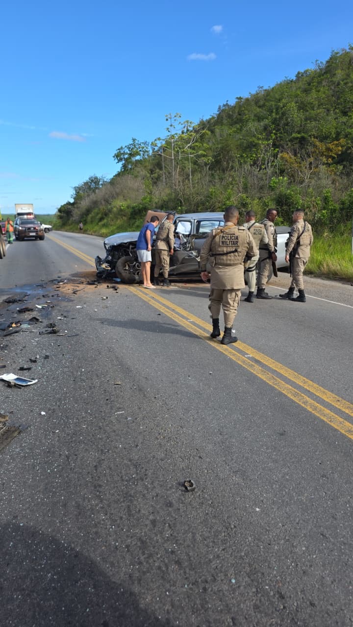 Acidente grave na BR-101 envolve caminhão betoneira e Hilux nas proximidades de Boa União