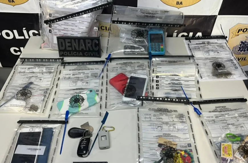 Mulher é presa com drogas durante operação contra o tráfico no Centro de Salvador